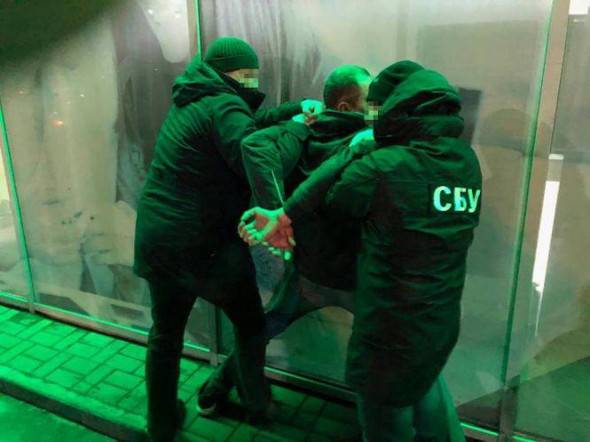 Обличчя у асфальт та руки в кайданки: СБУ затримало хабарницю з ДМС, фото №1 на сайті 20minut.ua