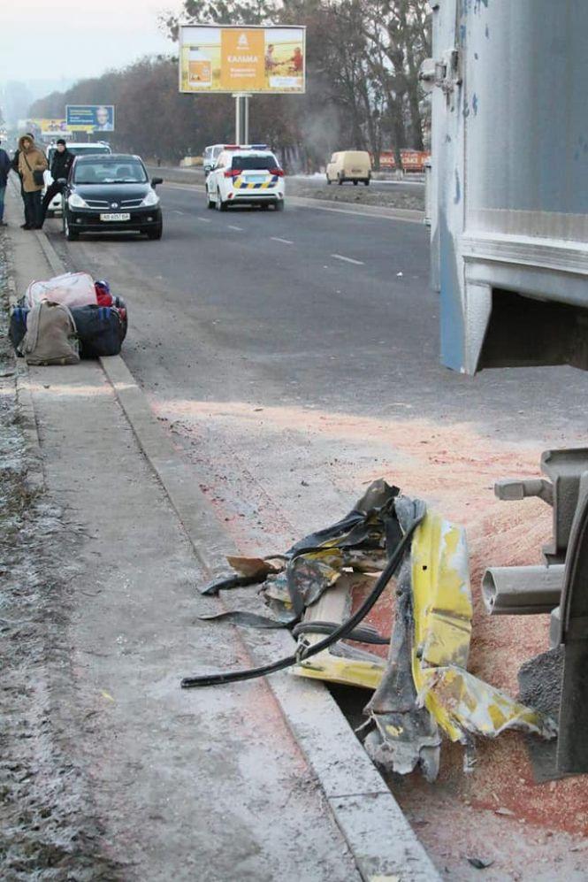 Новини Вінниці - фото з Смертельна аварія на Барському: троє загиблих та є постраждалі (ОНОВЛЕНО) Смертельна аварія на Барському: троє загиблих та є постраждалі (ОНОВЛЕНО), фото №13 на сайті 20minut.ua