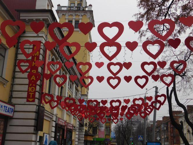 У центрі Хмельницького з’явилася нова фотозона до Дня Валентина, фото №3 на сайті vsim.ua