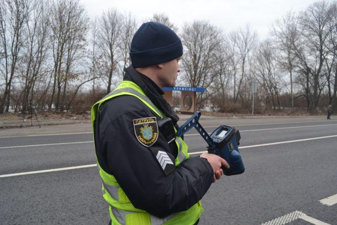 «TruCam» у дії: патрульні показали, як вимірюють швидкість авто (ФОТО, ВІДЕО), фото №2 на сайті vsim.ua