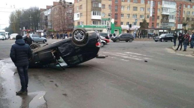 Новини Вінниці - фото з На Келецькій зіткнулися BMW та Volkswagen. Одне із авто перекинулось на дах На Келецькій зіткнулися BMW та Volkswagen. Одне із авто перекинулось на дах, фото №1 на сайті 20minut.ua