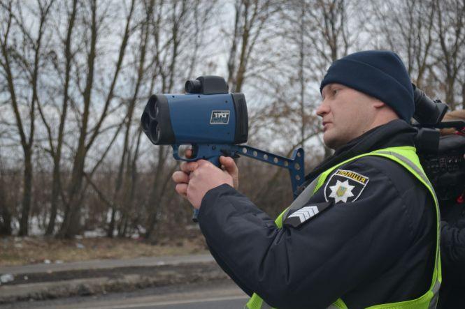 «TruCam» у дії: патрульні показали, як вимірюють швидкість авто (ФОТО, ВІДЕО), фото №1 на сайті vsim.ua
