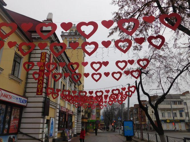 У центрі Хмельницького з’явилася нова фотозона до Дня Валентина, фото №1 на сайті vsim.ua
