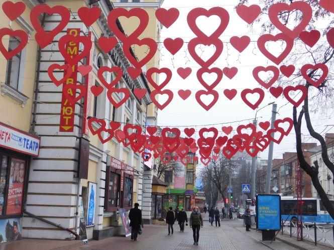 У центрі Хмельницького з’явилася нова фотозона до Дня Валентина, фото №2 на сайті vsim.ua