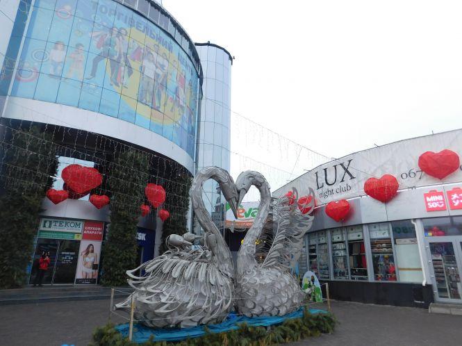 У центрі Хмельницького з’явилася нова фотозона до Дня Валентина, фото №4 на сайті vsim.ua