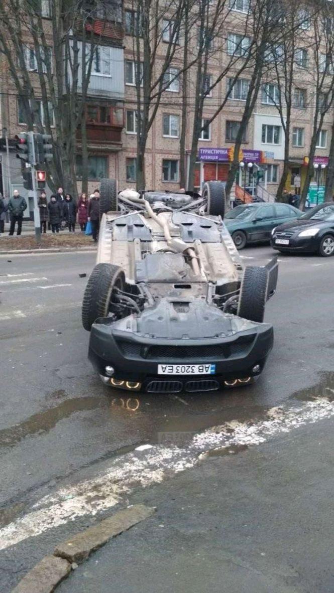 Новини Вінниці - фото з На Келецькій зіткнулися BMW та Volkswagen. Одне із авто перекинулось на дах На Келецькій зіткнулися BMW та Volkswagen. Одне із авто перекинулось на дах, фото №2 на сайті 20minut.ua