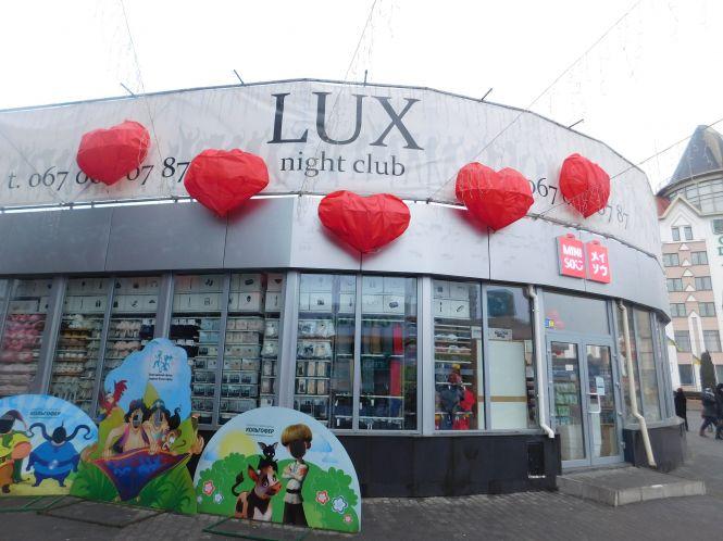 У центрі Хмельницького з’явилася нова фотозона до Дня Валентина, фото №5 на сайті vsim.ua