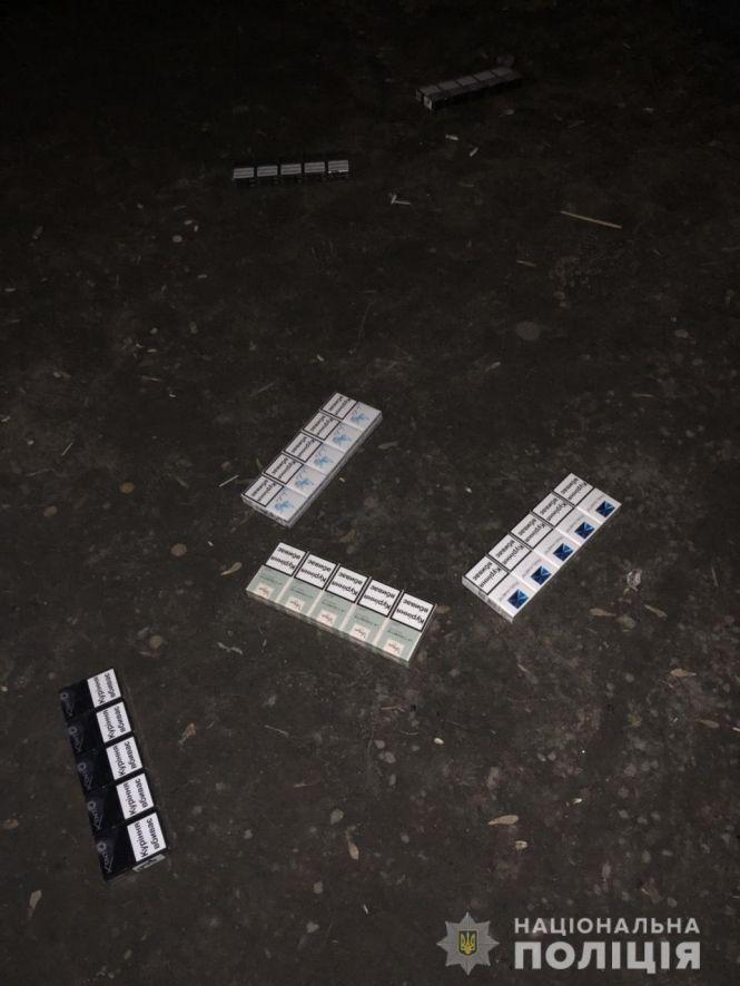 Шкідлива звичка: на Хмельниччині юнак викрав із магазину 7 блоків сигарет, фото №2 на сайті vsim.ua