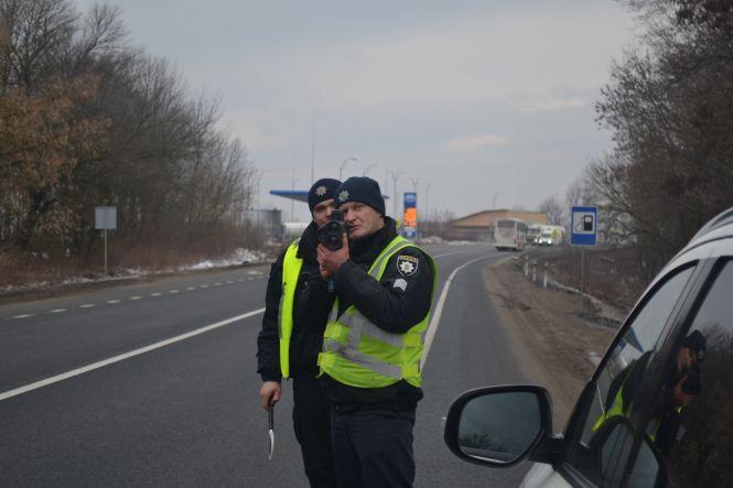 «TruCam» у дії: патрульні показали, як вимірюють швидкість авто (ФОТО, ВІДЕО), фото №5 на сайті vsim.ua