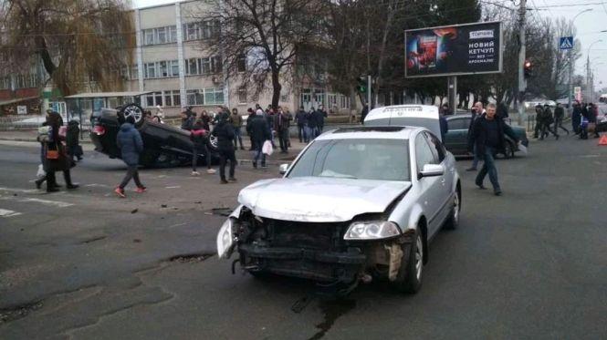 Новини Вінниці - фото з На Келецькій зіткнулися BMW та Volkswagen. Одне із авто перекинулось на дах На Келецькій зіткнулися BMW та Volkswagen. Одне із авто перекинулось на дах, фото №3 на сайті 20minut.ua