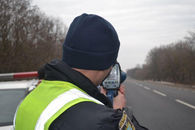 «TruCam» у дії: патрульні показали, як вимірюють швидкість авто (ФОТО, ВІДЕО), фото №3 на сайті vsim.ua