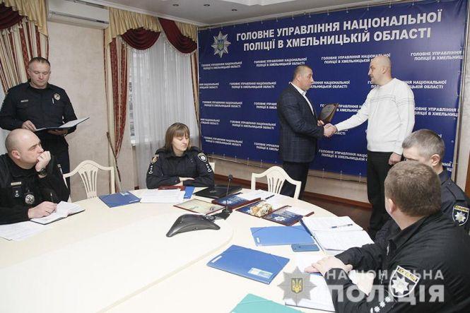 Новини Хмельницького - фото з Відзнаку "Срібний щит" отримав вчитель з Хмельницького, який сам затримав озброєного розбійника Відзнаку "Срібний щит" отримав вчитель з Хмельницького, який сам затримав озброєного розбійника, фото №1 на сайті vsim.ua