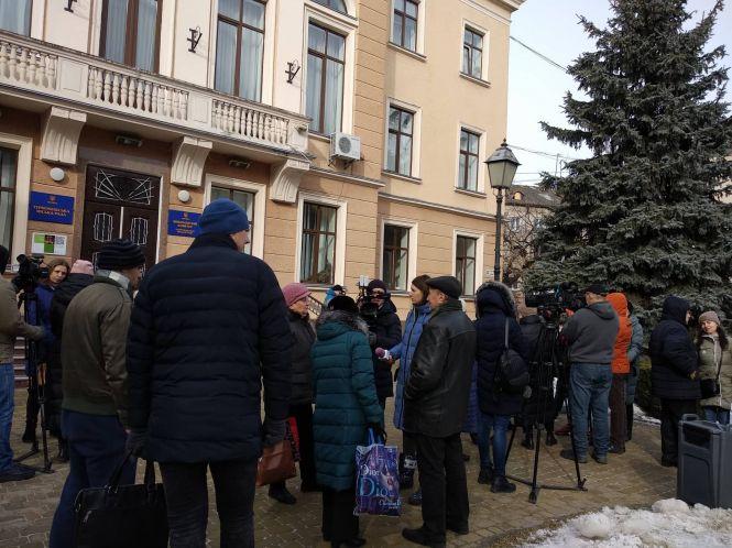 Новини Тернополя - фото з Працівники і відвідувачі аптеки № 78 зібрались під міськрадою. Що каже влада? Працівники і відвідувачі аптеки № 78 зібрались під міськрадою. Що каже влада?, фото №1 на сайті 20minut.ua