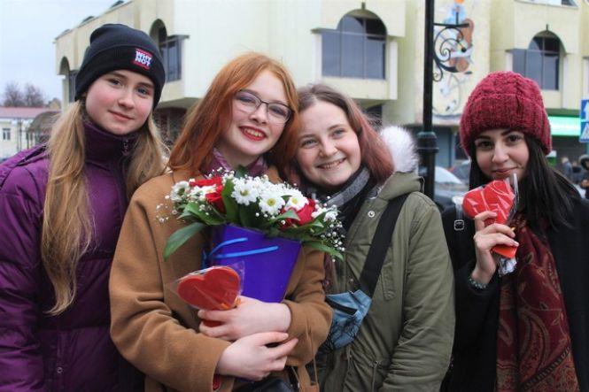 Новини Кам'янця-Подільського - фото з Кам’янчан пригощали солоденьким у честь св. Валентина (ФОТО) Кам’янчан пригощали солоденьким у честь св. Валентина (ФОТО), фото №8 на сайті 20minut.ua