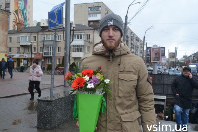 “Щоб і на відстані думала про мене”: хмельницькі чоловіки несуть оберемки квітів для коханих, фото №1 на сайті vsim.ua
