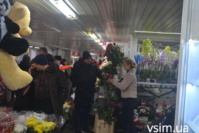 “Щоб і на відстані думала про мене”: хмельницькі чоловіки несуть оберемки квітів для коханих, фото №8 на сайті vsim.ua