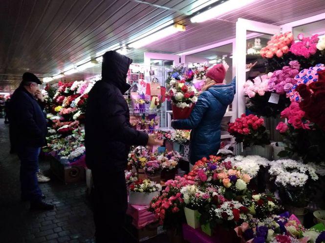 “Щоб і на відстані думала про мене”: хмельницькі чоловіки несуть оберемки квітів для коханих, фото №5 на сайті vsim.ua