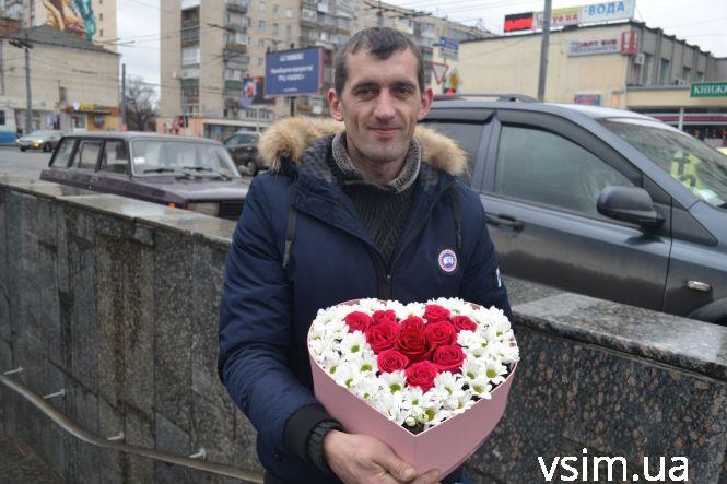 “Щоб і на відстані думала про мене”: хмельницькі чоловіки несуть оберемки квітів для коханих, фото №4 на сайті vsim.ua