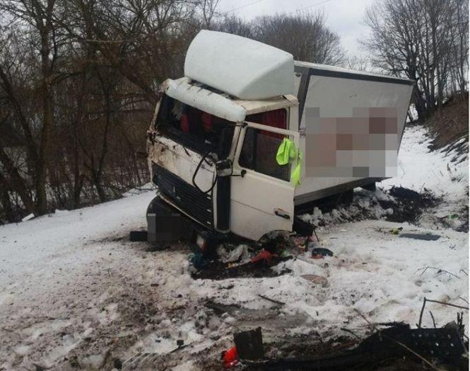 Новини Тернополя - фото з П’яний водій вантажівки заснув за кермом і, врізавшись в огорожу, злетів у кювет