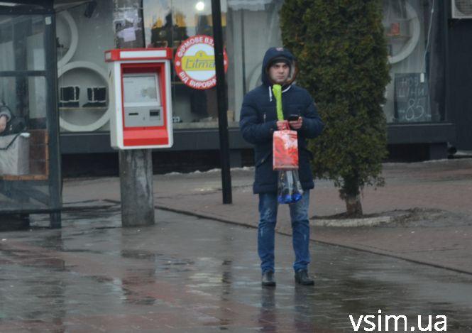 “Щоб і на відстані думала про мене”: хмельницькі чоловіки несуть оберемки квітів для коханих, фото №2 на сайті vsim.ua