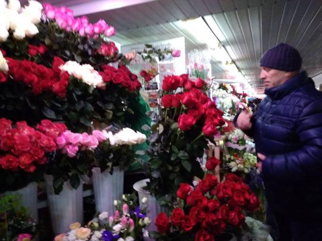 “Щоб і на відстані думала про мене”: хмельницькі чоловіки несуть оберемки квітів для коханих, фото №6 на сайті vsim.ua