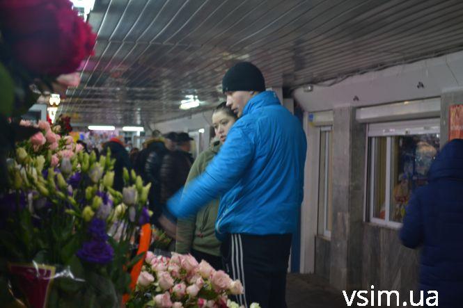 “Щоб і на відстані думала про мене”: хмельницькі чоловіки несуть оберемки квітів для коханих, фото №7 на сайті vsim.ua