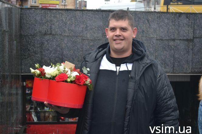 “Щоб і на відстані думала про мене”: хмельницькі чоловіки несуть оберемки квітів для коханих, фото №3 на сайті vsim.ua