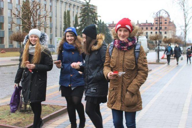 Новини Кам'янця-Подільського - фото з Кам’янчан пригощали солоденьким у честь св. Валентина (ФОТО) Кам’янчан пригощали солоденьким у честь св. Валентина (ФОТО), фото №9 на сайті 20minut.ua