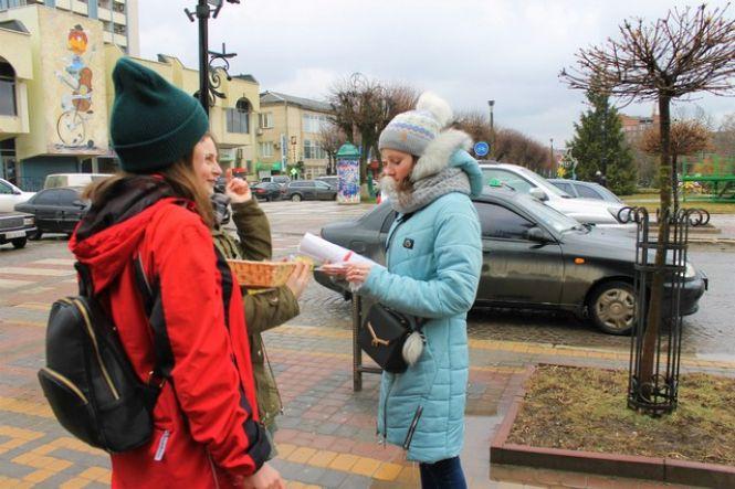 Новини Кам'янця-Подільського - фото з Кам’янчан пригощали солоденьким у честь св. Валентина (ФОТО) Кам’янчан пригощали солоденьким у честь св. Валентина (ФОТО), фото №2 на сайті 20minut.ua