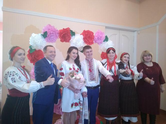 Новини Хмельницького - фото з “Іноді треба змовчати”: хмельницькі молодята про стосунки та весілля на Валентина “Іноді треба змовчати”: хмельницькі молодята про стосунки та весілля на Валентина, фото №8 на сайті vsim.ua