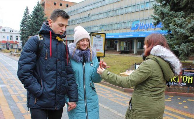 Новини Кам'янця-Подільського - фото з Кам’янчан пригощали солоденьким у честь св. Валентина (ФОТО) Кам’янчан пригощали солоденьким у честь св. Валентина (ФОТО), фото №6 на сайті 20minut.ua