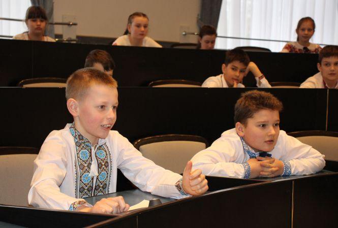 Новини Хмельницького - фото з Хмельницькі школярі на день стали "депутатами" Хмельницькі школярі на день стали "депутатами", фото №4 на сайті vsim.ua