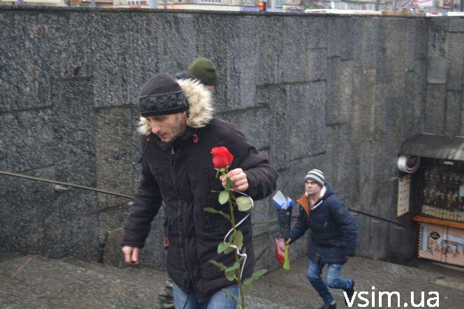 “Щоб і на відстані думала про мене”: хмельницькі чоловіки несуть оберемки квітів для коханих, фото №9 на сайті vsim.ua