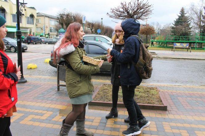 Новини Кам'янця-Подільського - фото з Кам’янчан пригощали солоденьким у честь св. Валентина (ФОТО) Кам’янчан пригощали солоденьким у честь св. Валентина (ФОТО), фото №5 на сайті 20minut.ua