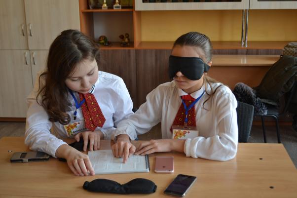 Інклюзивне навчання, цікаві майстер-класи та неординарні уроки: у Хмельницькому триває освітній фест, фото №4 на сайті vsim.ua