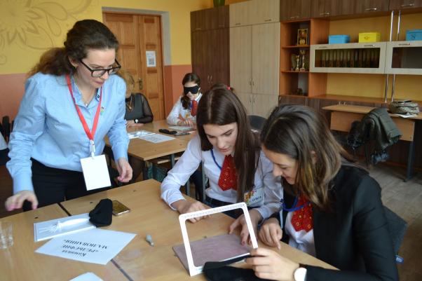 Інклюзивне навчання, цікаві майстер-класи та неординарні уроки: у Хмельницькому триває освітній фест, фото №3 на сайті vsim.ua