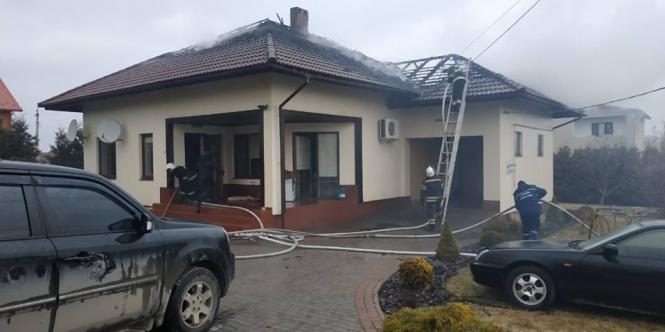 Вогонь охопив будинок на Довжку (ФОТО+ВІДЕО), фото №1 на сайті 20minut.ua