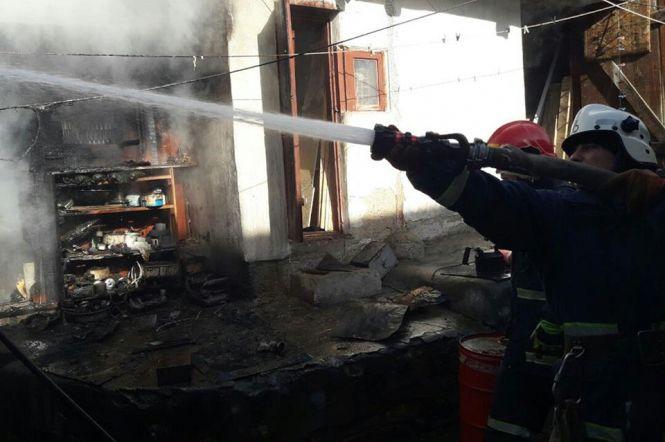 Сільський будинок на Хмельниччині гасили дві бригади рятувальників, фото №1 на сайті vsim.ua