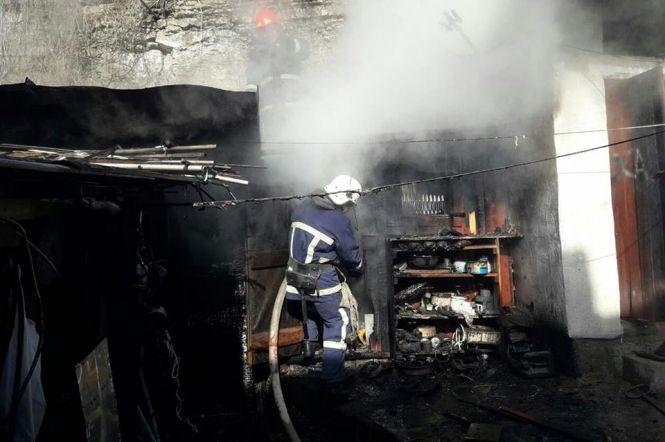 Сільський будинок на Хмельниччині гасили дві бригади рятувальників, фото №2 на сайті vsim.ua