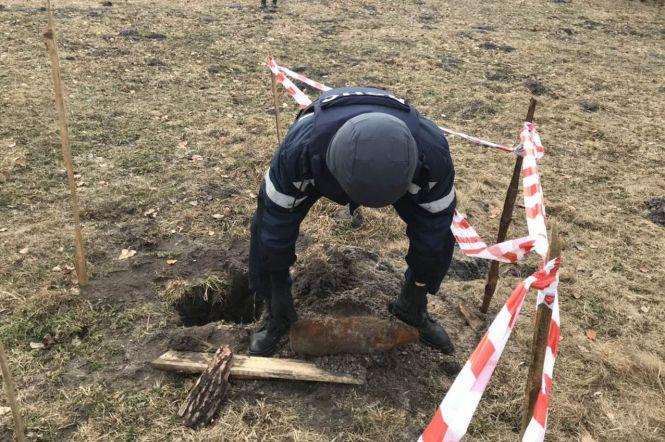 Новини Хмельницького - фото з У Хмельницькому у лісосмузі знайшли небезпечний снаряд У Хмельницькому у лісосмузі знайшли небезпечний снаряд, фото №2 на сайті vsim.ua