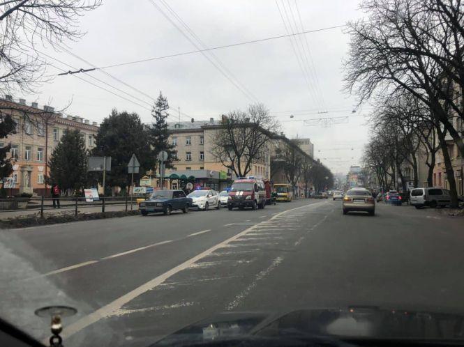 Новини Тернополя - фото з "Кооперативний коледж замінували?": біля закладу два патрульних та пожежних авто "Кооперативний коледж замінували?": біля закладу два патрульних та пожежних авто, фото №1 на сайті 20minut.ua