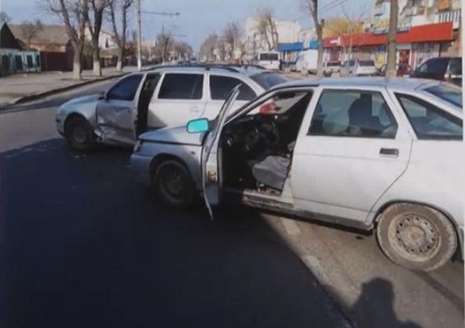 Новини Вінниці - фото з На Оводова водій Nissan не «вписався» у поворот: відео за вихідні На Оводова водій Nissan не «вписався» у поворот: відео за вихідні, фото №1 на сайті 20minut.ua