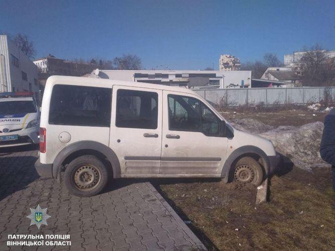 Новини Вінниці - фото з П’яна ДТП: водій не розминувся з припаркованим Nissan  та застряг у болоті П’яна ДТП: водій не розминувся з припаркованим Nissan  та застряг у болоті, фото №1 на сайті 20minut.ua
