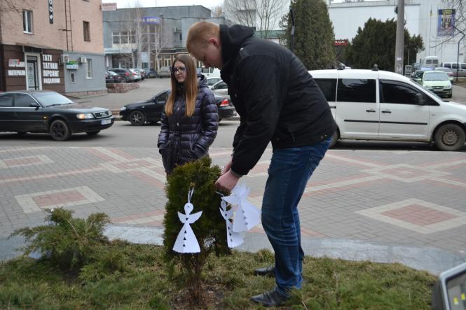 Хмельничани розвісили паперових янголів на честь Героїв Небесної Сотні, фото №2 на сайті vsim.ua