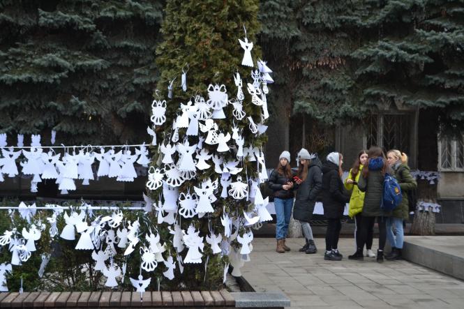 Хмельничани розвісили паперових янголів на честь Героїв Небесної Сотні, фото №11 на сайті vsim.ua