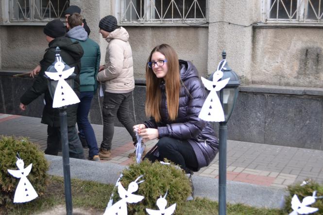 Хмельничани розвісили паперових янголів на честь Героїв Небесної Сотні, фото №4 на сайті vsim.ua