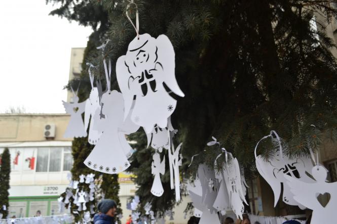 Хмельничани розвісили паперових янголів на честь Героїв Небесної Сотні, фото №16 на сайті vsim.ua