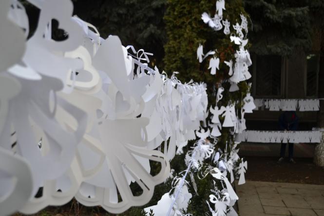 Хмельничани розвісили паперових янголів на честь Героїв Небесної Сотні, фото №14 на сайті vsim.ua