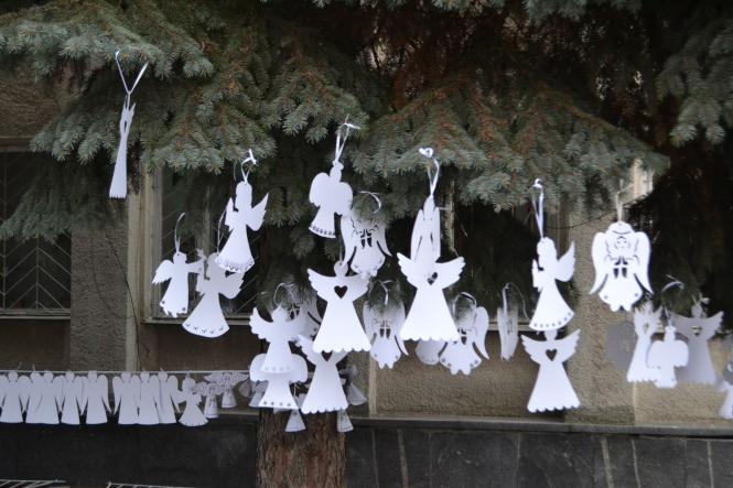 Хмельничани розвісили паперових янголів на честь Героїв Небесної Сотні, фото №5 на сайті vsim.ua