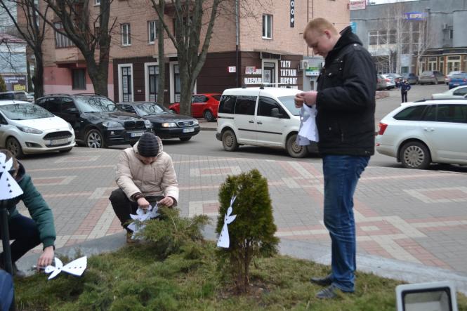 Хмельничани розвісили паперових янголів на честь Героїв Небесної Сотні, фото №1 на сайті vsim.ua